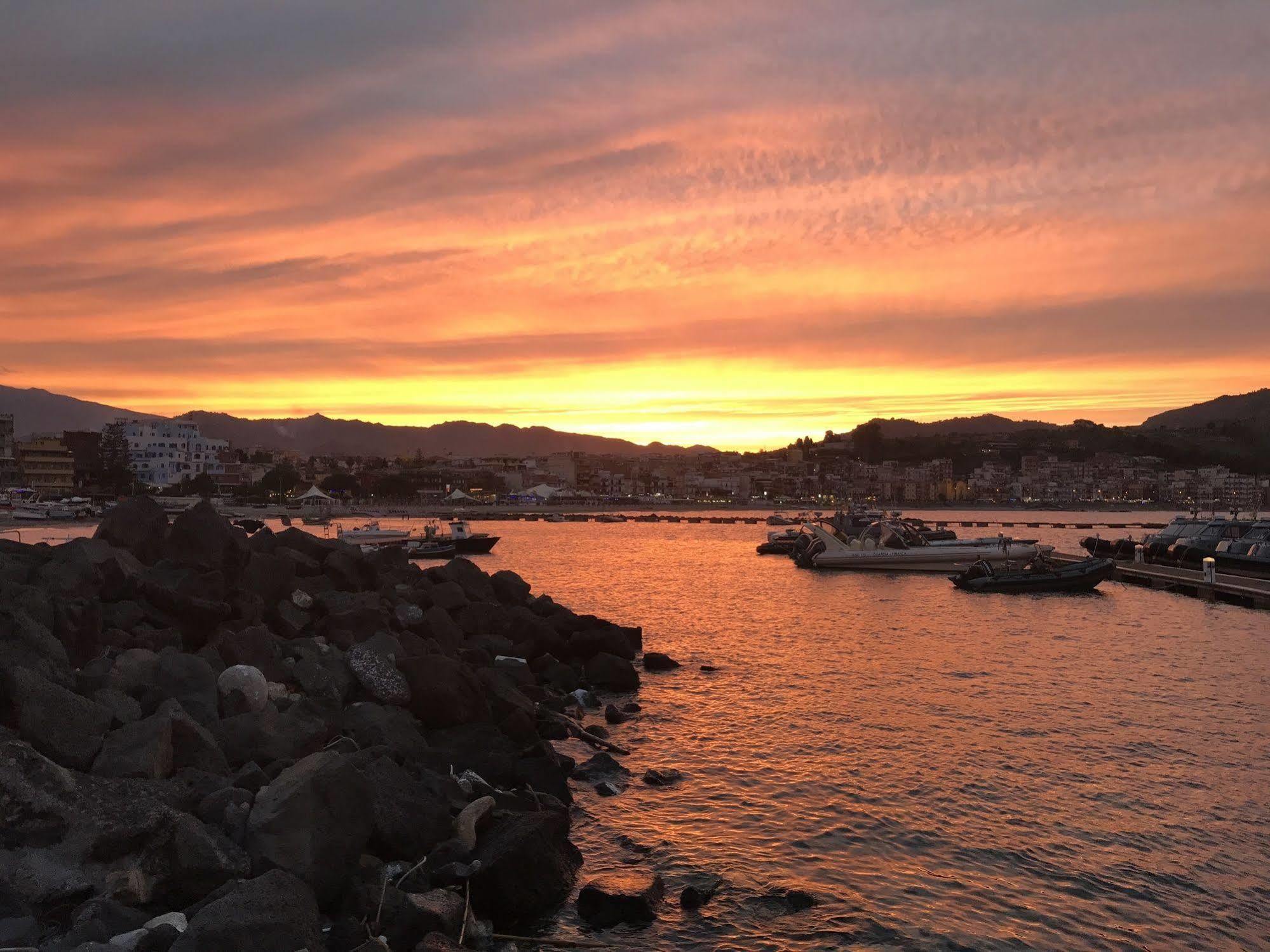 Kalaskiso' Giardini Naxos Luaran gambar
